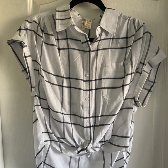 Casual Black/White tie-front blouse - Picture 1 of 3